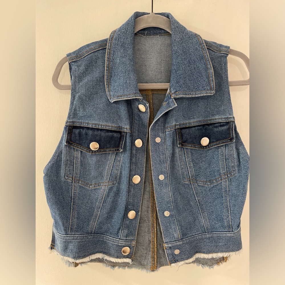 Jean vest, two tones.